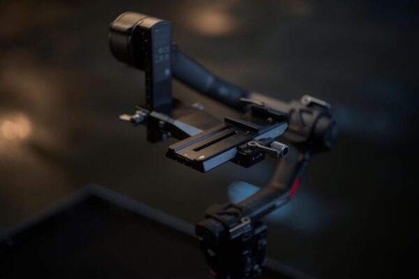 YWQ5ZGE5MWM2MjZlNGVhYmFjYjczNjFmMGVmNTZjN2Uv_1728003913 DJI RS Pro Lower Quick-Release Plate (2024)