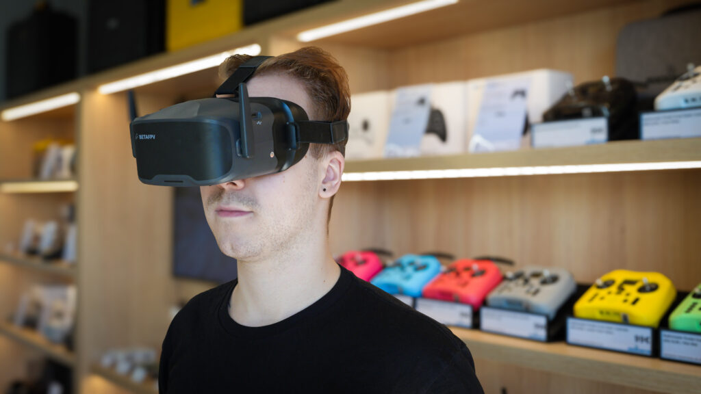 FPV algajakomplekt – FPV-prillidega piloot ja puldid
