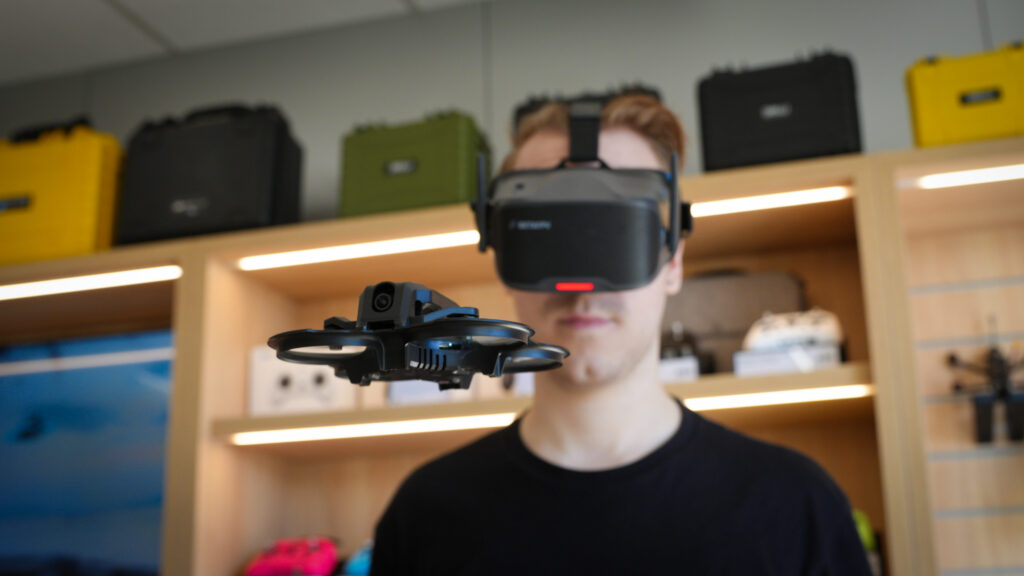 FPV algajakomplekt – FPV-prillidega piloot ja puldid